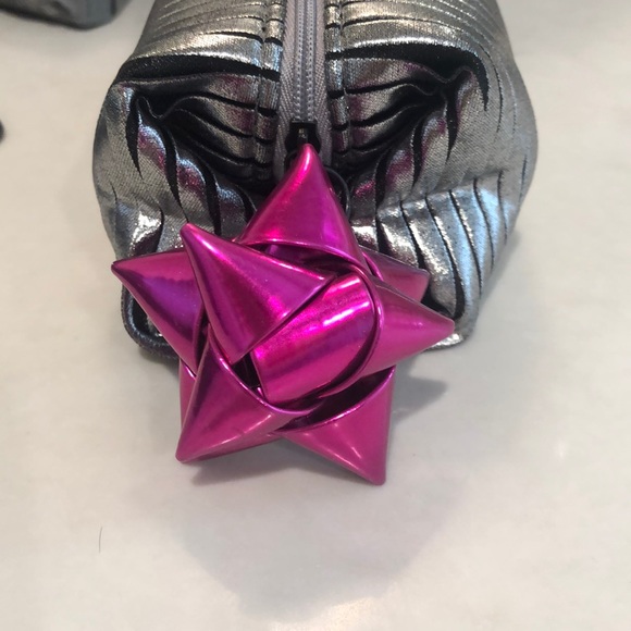 MAC Cosmetics holiday makeup bag - Picture 2 of 5